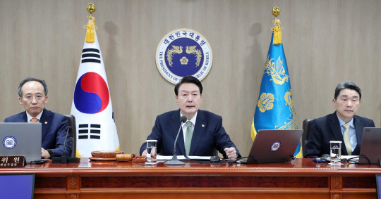 윤석열 대통령이 30일 서울 용산 대통령실 청사에서 열린 국무회의에서 발언하고 있다. 대통령실통신사진기자단=연합뉴스